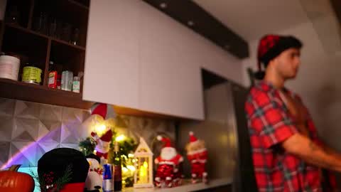 Snapshot of noha_miler chatting on 13, 12, 2025 kevin online show from 13, 12, 2025