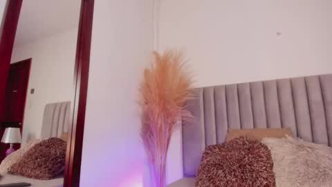 Nora Da Silva online show from 27, 2, 2025