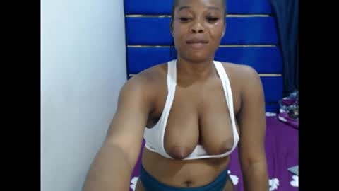 Snapshot of obey_and_sweet chatting on 14, 11, 2025 Linda online show from 14, 11, 2025