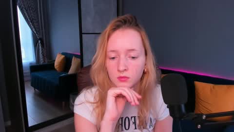 Snapshot of oddlyfamiliar chatting on 19, 12, 2024 Call me Bee online show from 19, 12, 2024