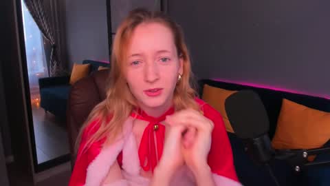 Snapshot of oddlyfamiliar chatting on 25, 12, 2024 Call me Bee online show from 25, 12, 2024