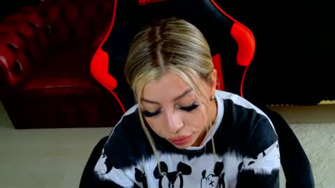 Snapshot of ohhh_nicole chatting on 7, 4, 2026 ohhh_nicole online show from 7, 4, 2026