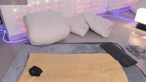 ohyesly_ online show from 22, 9, 2025