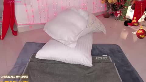 ohyesly_ online show from 19, 12, 2025