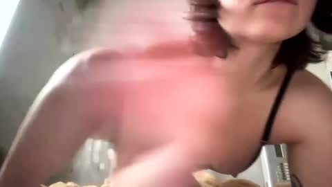 Snapshot of olivepeach chatting on 18, 12, 2024 Oil online show from 18, 12, 2024