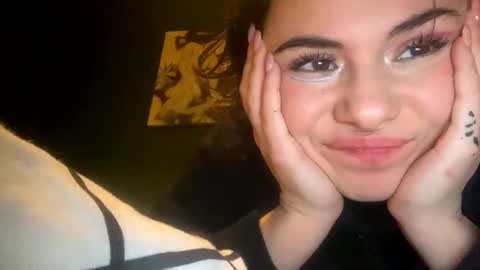 Snapshot of olivepeach chatting on 22, 12, 2024 Oil online show from 22, 12, 2024