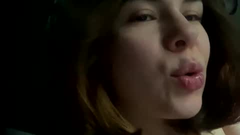 Snapshot of olivepeach chatting on 3, 11, 2025 Oil online show from 3, 11, 2025