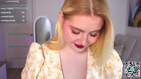 Snapshot of oliviabr0wn chatting on 12, 9, 2025 Olivia online show from 12, 9, 2025