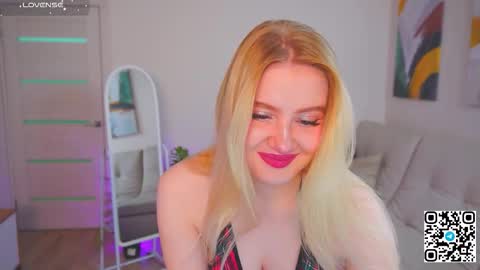 Snapshot of oliviabr0wn chatting on 14, 9, 2025 Olivia online show from 14, 9, 2025