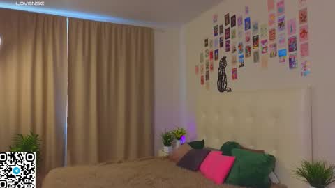 Snapshot of oliviabr0wn chatting on 18, 10, 2025 Olivia online show from 18, 10, 2025