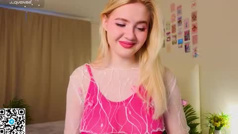 Snapshot of oliviabr0wn chatting on 8, 11, 2025 Olivia online show from 8, 11, 2025