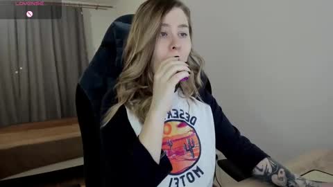 Snapshot of oliviamunk chatting on 7, 3, 2025 . online show from 7, 3, 2025