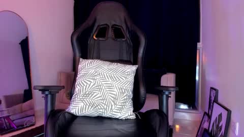 Snapshot of only_pammela chatting on 14, 12, 2025 misssaray official online show from 14, 12, 2025