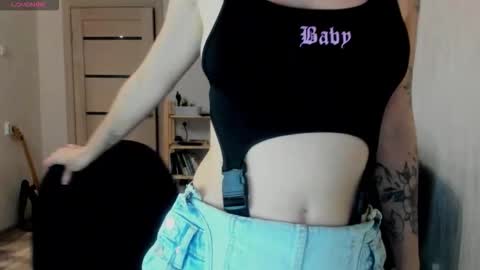 Snapshot of oops_britney chatting on 18, 11, 2025 Britney online show from 18, 11, 2025