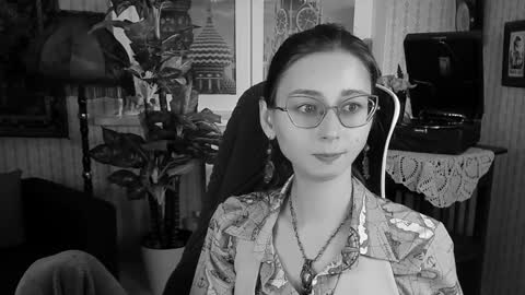 Orianna -  Hi Im into geek culture cosplay crafting LARP games. Shall we play DnD online show from 28, 12, 2024