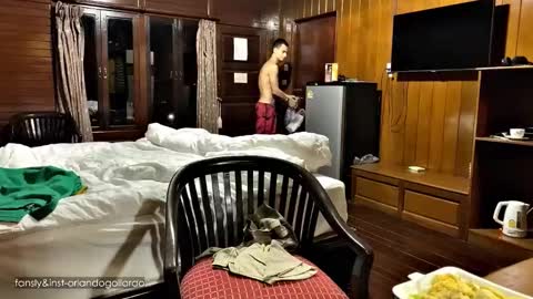 Snapshot of orlando__bloom chatting on 24, 11, 2025 Fansly and Instagram - online show from 24, 11, 2025