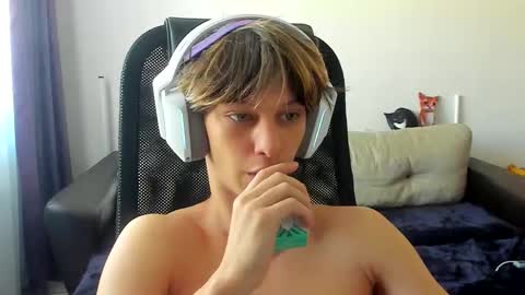 Snapshot of ostin_meoww chatting on 10, 9, 2025 Ostin online show from 10, 9, 2025