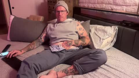 Snapshot of pantone032c chatting on 10, 9, 2025 Red online show from 10, 9, 2025