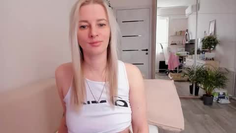 Snapshot of paris_hilt_on chatting on 6, 11, 2025 Sasha online show from 6, 11, 2025