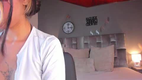 Snapshot of parisfox_ chatting on 10, 2, 2025 PARIS online show from 10, 2, 2025