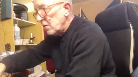 pascal88881 online show from 5, 1, 2025