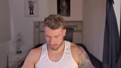 Snapshot of paul_roger chatting on 18, 11, 2025 PAUL ROGER online show from 18, 11, 2025