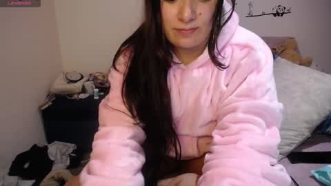 Snapshot of pearl_3 chatting on 25, 11, 2025 Pearl online show from 25, 11, 2025