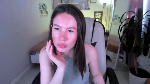 Snapshot of pearl_glow chatting on 11, 4, 2026 Cutie Pearl online show from 11, 4, 2026