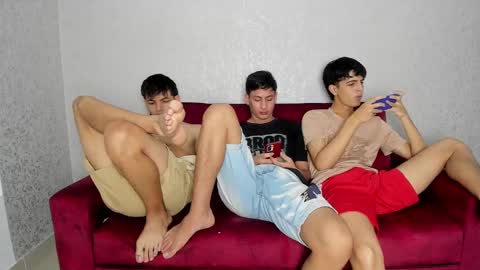 Snapshot of pelusos_mens chatting on 19, 12, 2024 CAIN-19 ALLEN-18 RONALD-18 AUSTIN-18 MOD DANTE online show from 19, 12, 2024