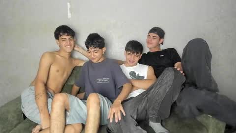 Snapshot of pelusos_mens chatting on 30, 4, 2026 CAIN-19 ALLEN-18 RONALD-18 AUSTIN-18 MOD DANTE online show from 30, 4, 2026
