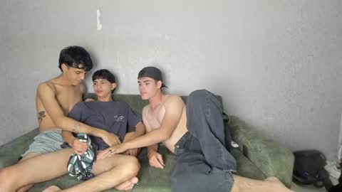 Snapshot of pelusos_mens chatting on 30, 4, 2026 CAIN-19 ALLEN-18 RONALD-18 AUSTIN-18 MOD DANTE online show from 30, 4, 2026