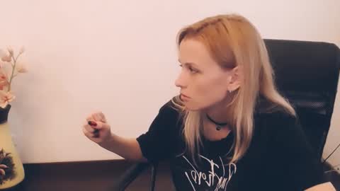 Snapshot of peppymia chatting on 10, 9, 2025 Mia online show from 10, 9, 2025