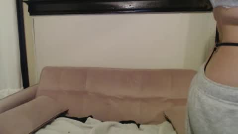 Snapshot of petitegirluvsdick chatting on 13, 1, 2025 Bella online show from 13, 1, 2025