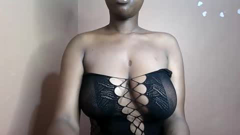 Snapshot of petitemomma76379 chatting on 23, 5, 2026 sexy chocolate online show from 23, 5, 2026