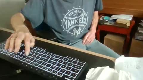 Snapshot of petitwilly chatting on 3, 11, 2025 petitwilly online show from 3, 11, 2025