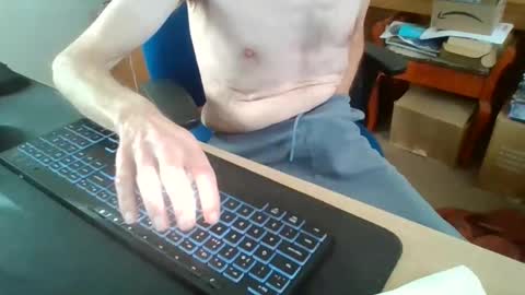 Snapshot of petitwilly chatting on 26, 11, 2025 petitwilly online show from 26, 11, 2025