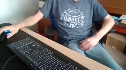 Snapshot of petitwilly chatting on 15, 12, 2025 petitwilly online show from 15, 12, 2025