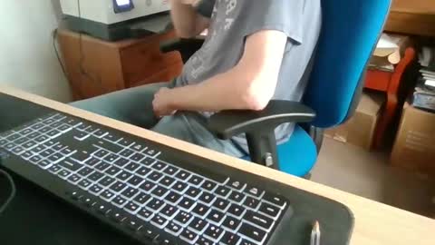 Snapshot of petitwilly chatting on 16, 3, 2026 petitwilly online show from 16, 3, 2026