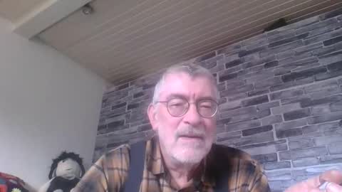 Snapshot of pinholder chatting on 14, 10, 2025 Michael online show from 14, 10, 2025