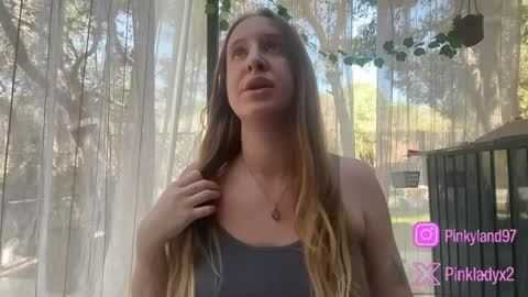 Snapshot of pinkladyx2 chatting on 19, 5, 2026 pinkladyx2 online show from 19, 5, 2026