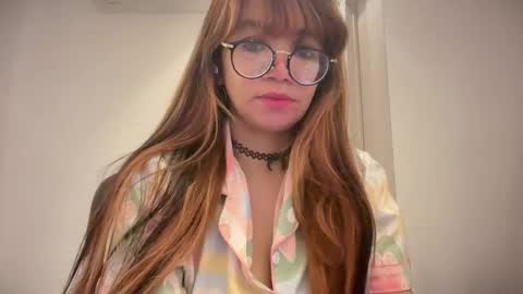 Snapshot of pinkyrosexx chatting on 5, 5, 2026 Rose online show from 5, 5, 2026