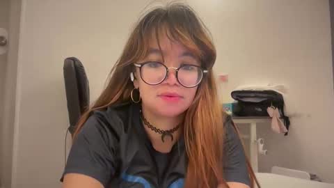 Snapshot of pinkyrosexx chatting on 9, 5, 2026 Rose online show from 9, 5, 2026