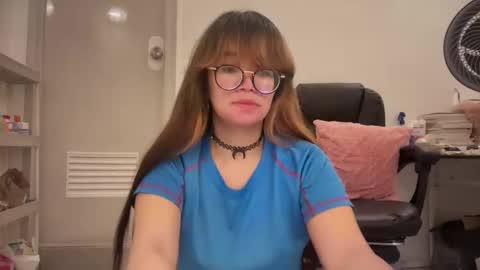Snapshot of pinkyrosexx chatting on 10, 5, 2026 Rose online show from 10, 5, 2026
