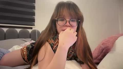 Snapshot of pinkyrosexx chatting on 26, 5, 2026 Rose online show from 26, 5, 2026