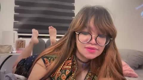 Snapshot of pinkyrosexx chatting on 27, 5, 2026 Rose online show from 27, 5, 2026