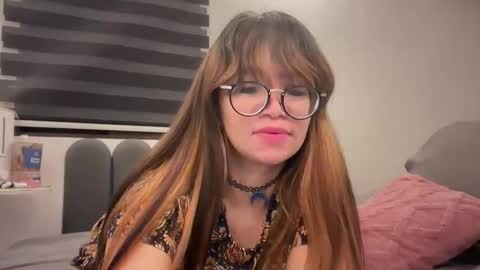 Snapshot of pinkyrosexx chatting on 27, 5, 2026 Rose online show from 27, 5, 2026