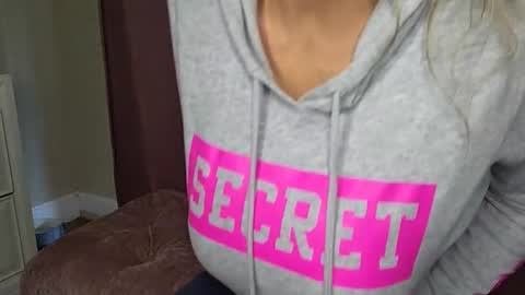 Snapshot of pippa33109 chatting on 21, 1, 2025 MILF Pippa online show from 21, 1, 2025