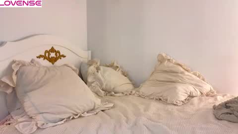 Snapshot of poison_girls chatting on 14, 12, 2025 Rose online show from 14, 12, 2025