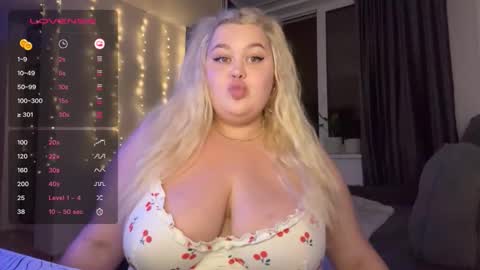 polly_cuteee online show from 8, 9, 2025