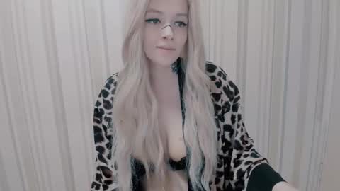 Snapshot of polly_wow chatting on 9, 10, 2025 Polly online show from 9, 10, 2025